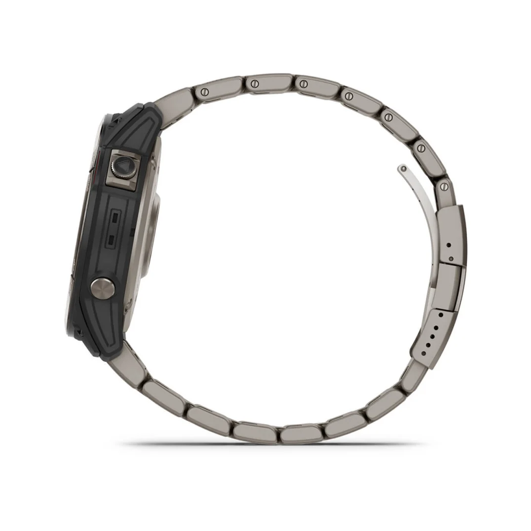 Vista laterale orologio Garmin Quatix 7X Solar Edition con cinturino in titanio color grigio e cassa nera
