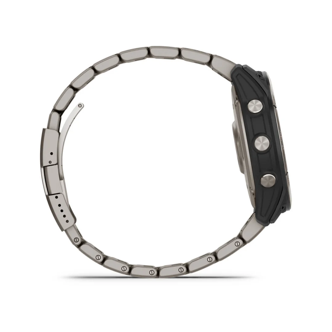 Orologio Garmin Quatix 7X Solar Edition vista laterale, cinturino in titanio con chiusura a farfalla