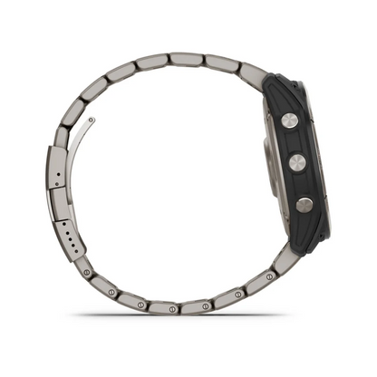 Orologio Garmin Quatix 7X Solar Edition vista laterale, cinturino in titanio con chiusura a farfalla