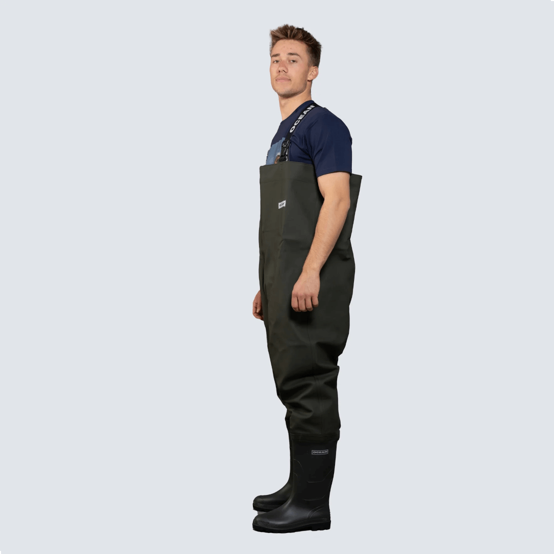 Scafandro OCEAN Original Waders verde oliva con stivali neri integrati, vista laterale, indossato da modello