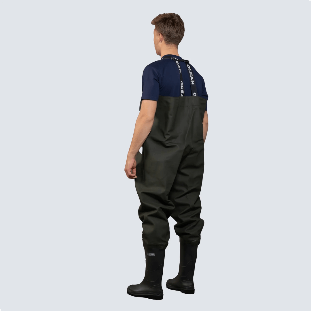 Scafandro Ocean Original Waders verde oliva con stivali neri e bretelle, vista posteriore