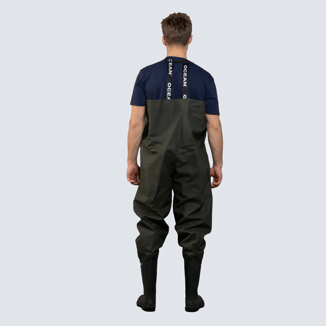 Scafandro OCEAN Original Waders verde oliva con stivale nero, vista posteriore, spalline regolabili