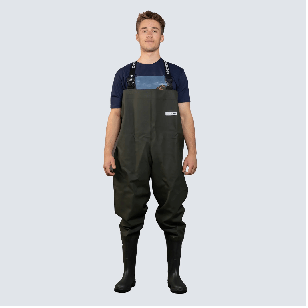Scafandro OCEAN Original Waders verde oliva con stivali neri integrati, bretelle regolabili, indossato frontalmente
