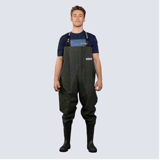 Scafandro OCEAN Original Waders verde oliva con stivali neri integrati, bretelle regolabili, indossato frontalmente